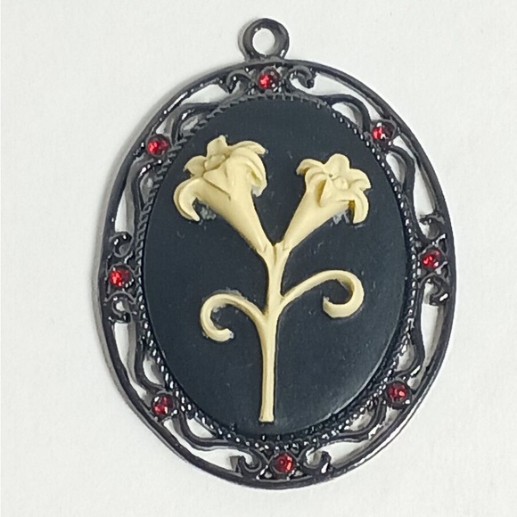 Vintage White Lily Black Cream Flower Bouquet Oval Cameo Pendant Silver Tone - Picture 2 of 5